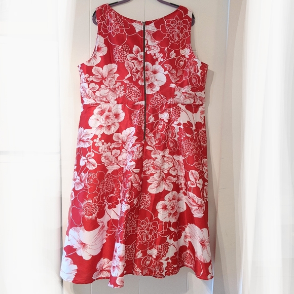 Red & white tropical/floral print sleeveless dress - Picture 2 of 12